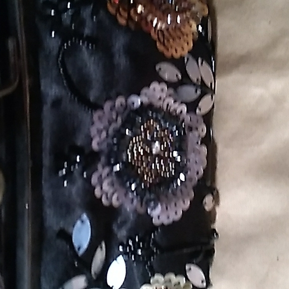 HANDBAG/CLUTCH SOPHISTICATED BLACK SILVER GREY WITH BEADING FLOWER DESIGN - Picture 5 of 8